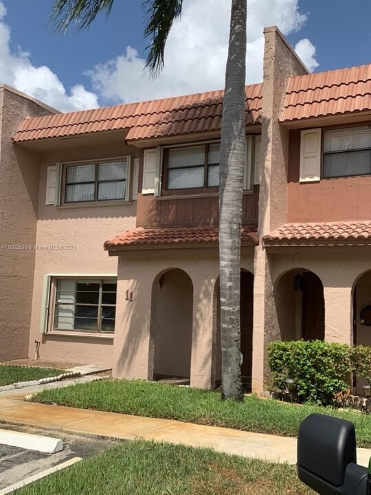 11 Madrid Ln in Davie, FL - Building Photo