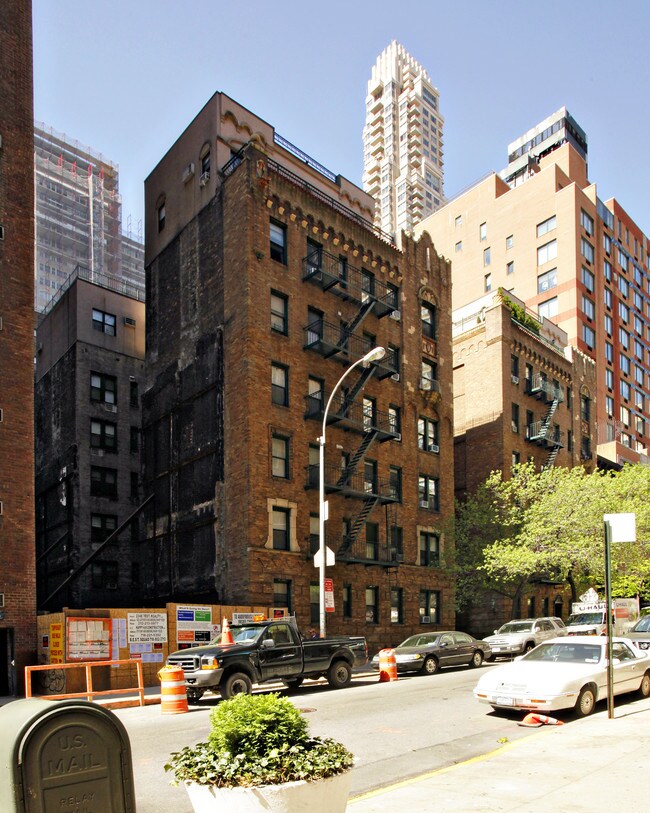 226 East 70th Street in New York, NY - Foto de edificio - Building Photo