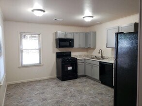 911 E Rodgers Dr in Fayetteville, AR - Building Photo - Building Photo