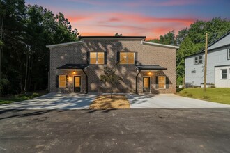 2393 Highpoint Rd in Snellville, GA - Building Photo - Building Photo