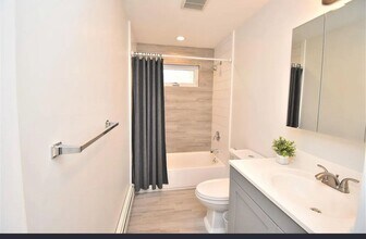 90 Dorchester Rd, Unit 1 in Ronkonkoma, NY - Building Photo - Building Photo
