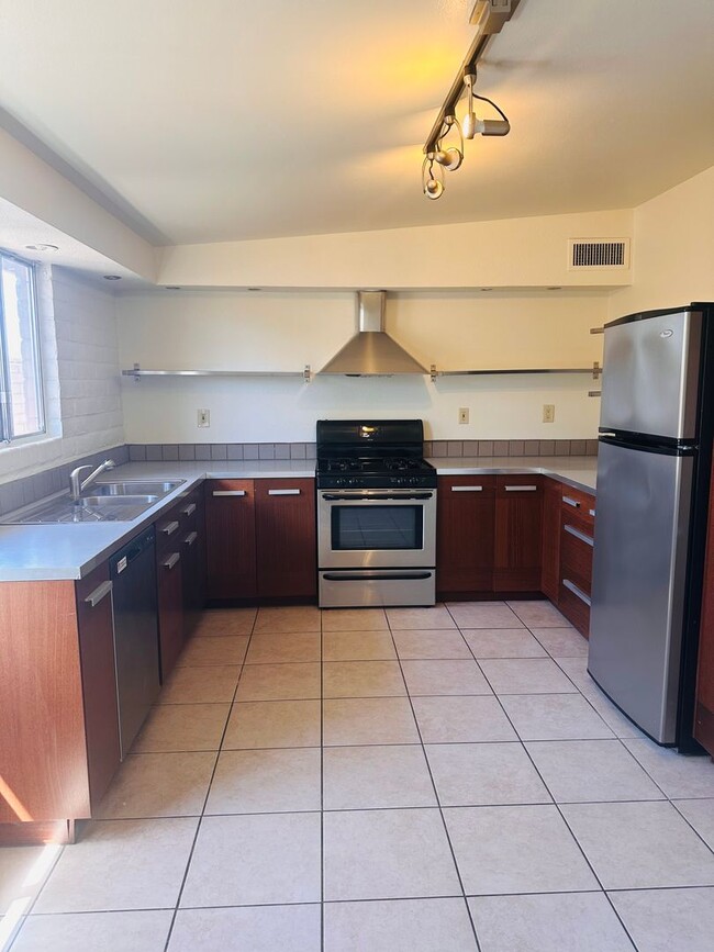 property at 3025 E Blacklidge Dr