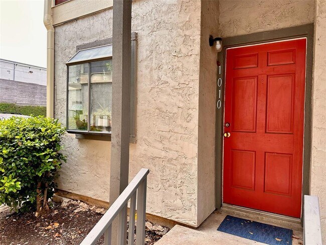 2215 Post Rd in Austin, TX - Building Photo - Building Photo