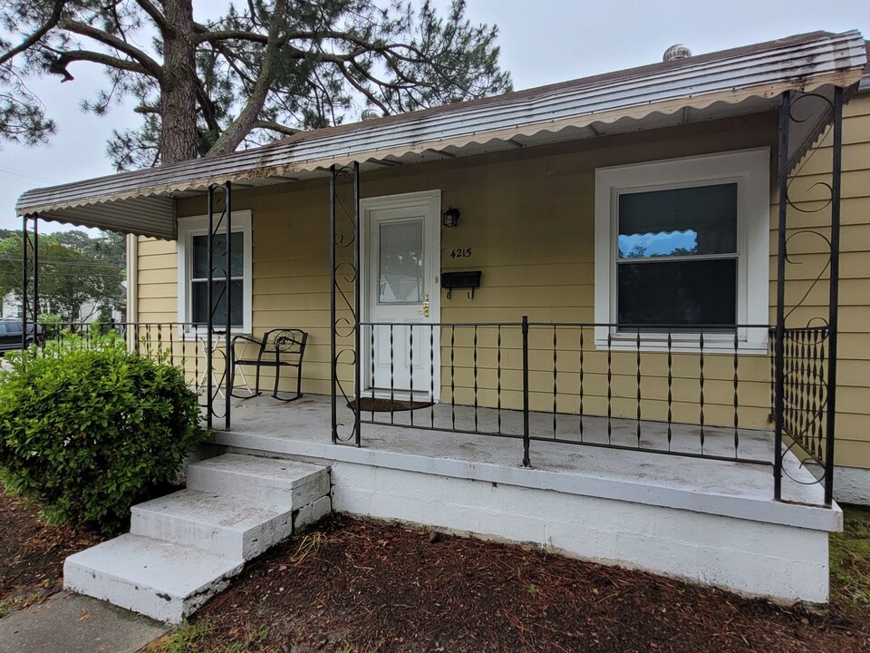 4215 Neptune Ave in Chesapeake, VA - Building Photo