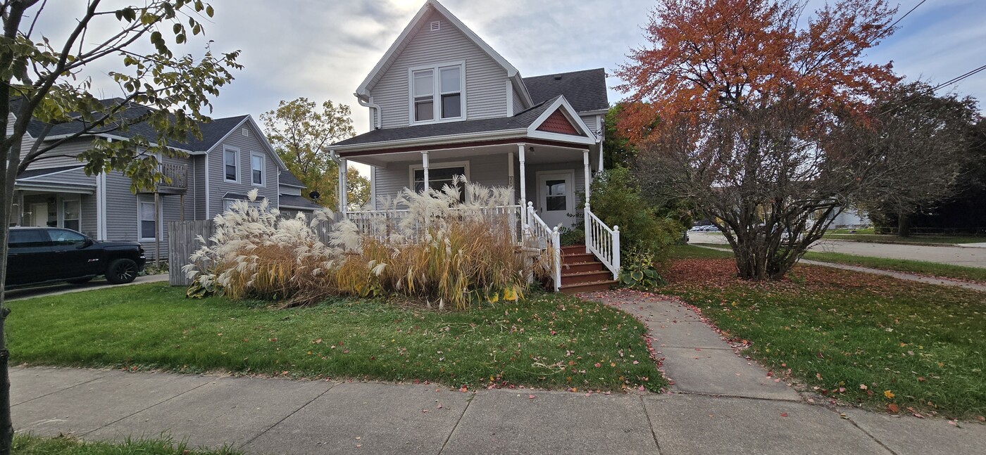 303 E McKinley St in Appleton, WI - Foto de edificio