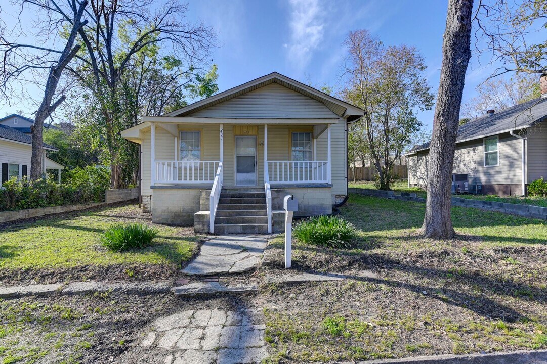 203 Augusta St in West Columbia, SC - Building Photo
