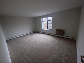 961 Southern Artery, Unit 1 in Quincy, MA - Foto de edificio - Building Photo