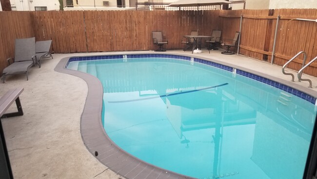 1814 Grismer Ave, Unit Apt D in Burbank, CA - Foto de edificio - Building Photo