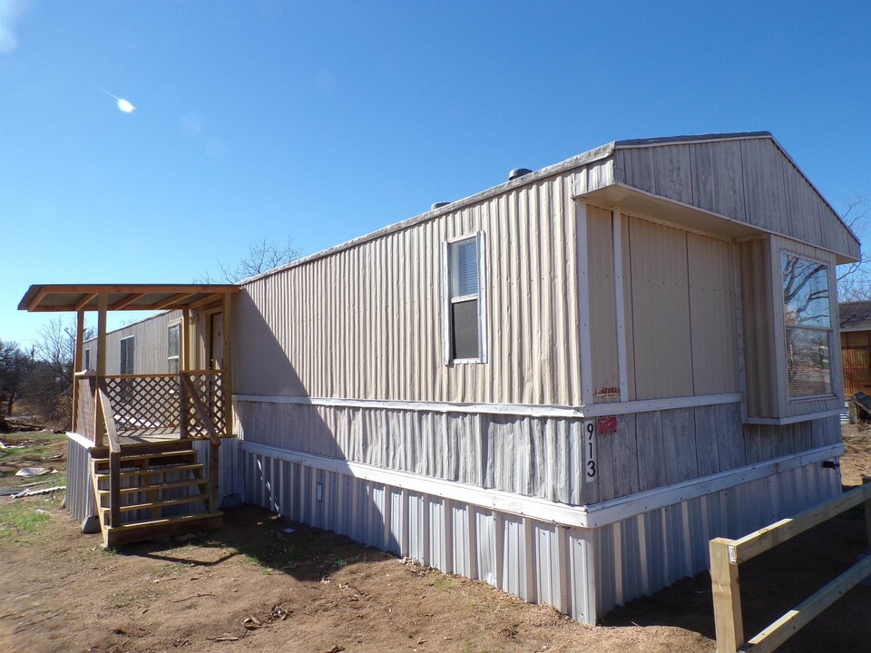 913 Austin St in Kingsland, TX - Building Photo