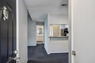 600 Canyon Oaks Dr, Unit F in Oakland, CA - Building Photo - Building Photo