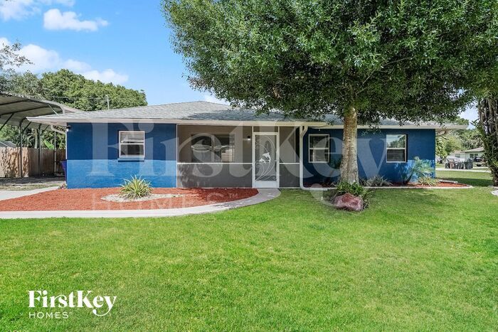 1150 April Ln in North Fort Myers, FL - Foto de edificio