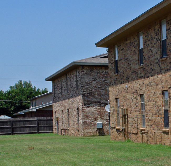 7406 Waco Ave in Lubbock, TX - Foto de edificio - Building Photo