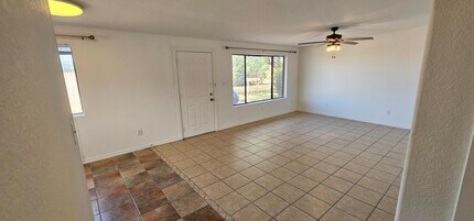 2064 N Willow Ave in Huachuca City, AZ - Foto de edificio - Building Photo