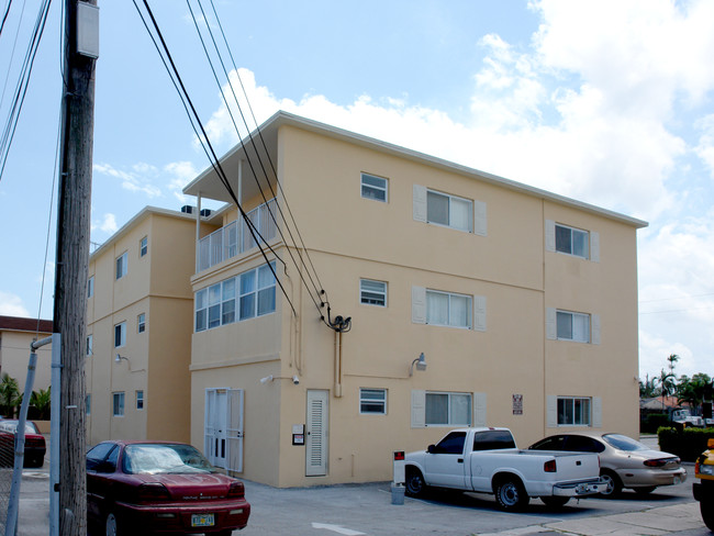 321 SW 37th Ave in Miami, FL - Foto de edificio - Building Photo