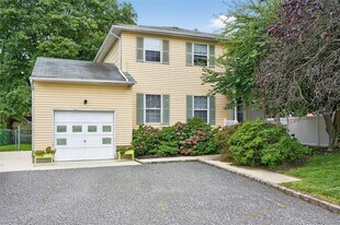 10 Park Manor Ct in Glen Cove, NY - Building Photo