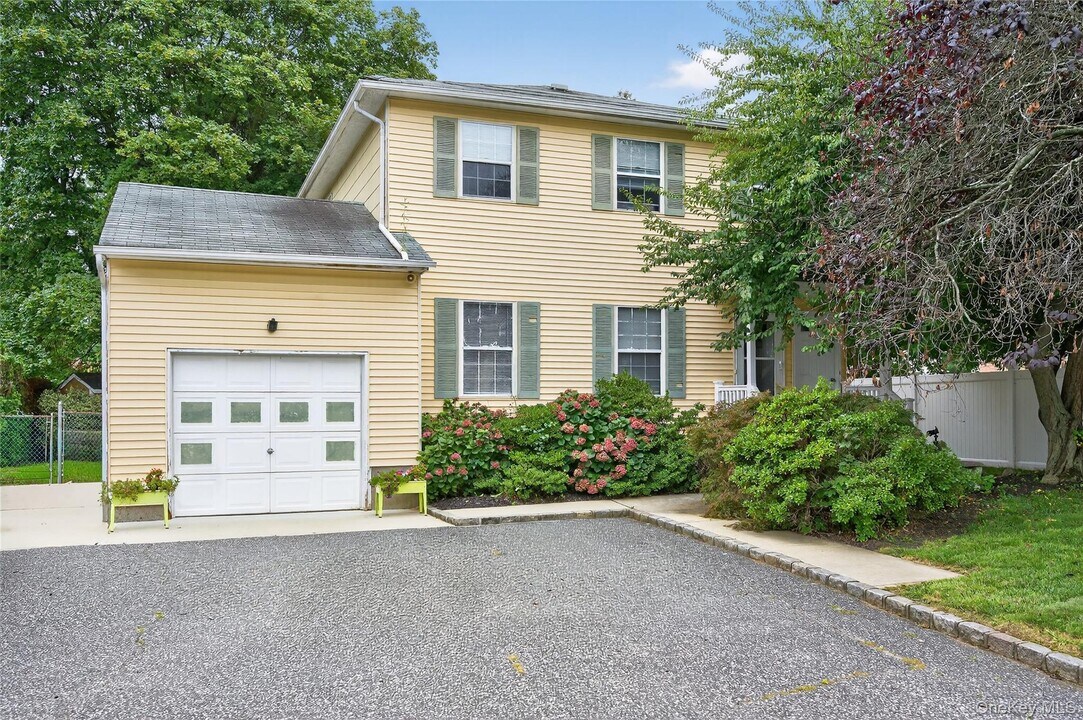 10 Park Manor Ct in Glen Cove, NY - Foto de edificio