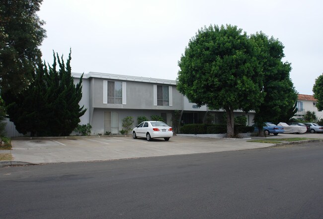 4935 Niagara Ave in San Diego, CA - Foto de edificio - Building Photo