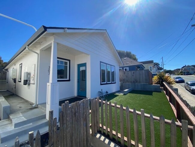 307 Carmel Ave in Pacific Grove, CA - Building Photo - Building Photo
