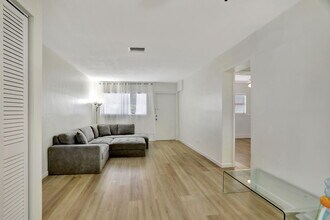 3930 Crystal Lake Dr in Pompano Beach, FL - Building Photo - Building Photo