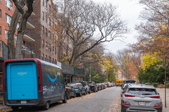 8360 118th St in Kew Gardens, NY - Foto de edificio - Building Photo