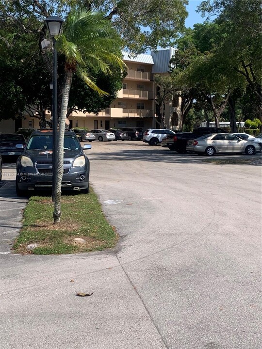 6001 N Falls Cir Dr in Lauderhill, FL - Building Photo