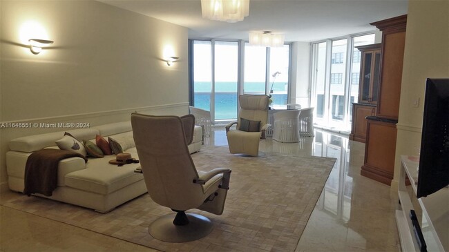 9559 Collins Ave in Surfside, FL - Building Photo - Building Photo