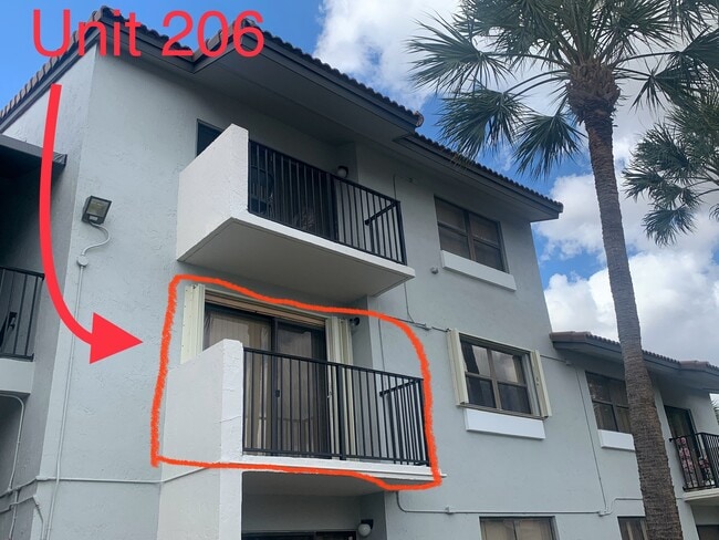 7215 179th NW St, Unit 206 in Hialeah, FL - Building Photo - Building Photo