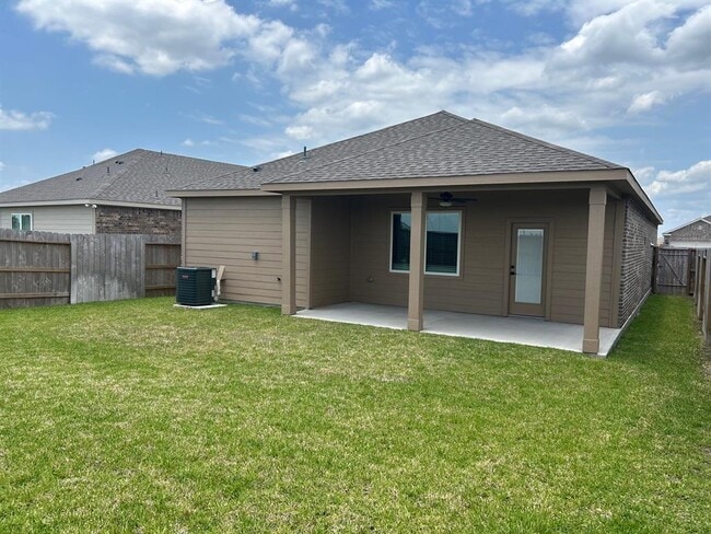 1110 Whispering Winds Dr in Beasley, TX - Building Photo - Building Photo