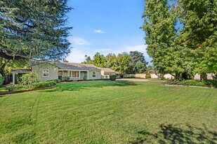 8757 Encino Ave in Northridge, CA - Building Photo