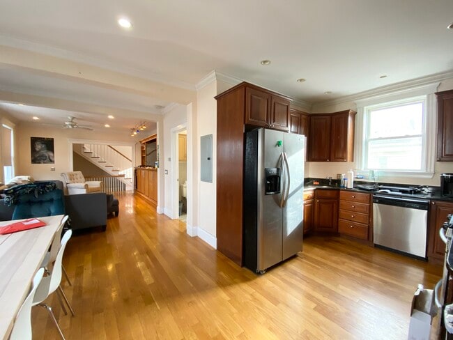 27 Spring Garden St, Unit T in Boston, MA - Foto de edificio - Building Photo