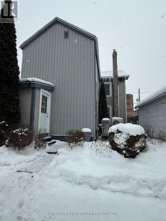 28 James St E in Brockville, ON - Building Photo