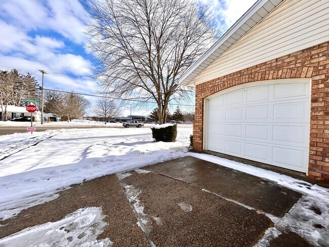 3689-3695 Ivanrest Ave SW in Wyoming, MI - Building Photo - Building Photo