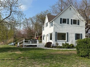 329 Centre Island Rd in Oyster Bay, NY - Building Photo - Building Photo
