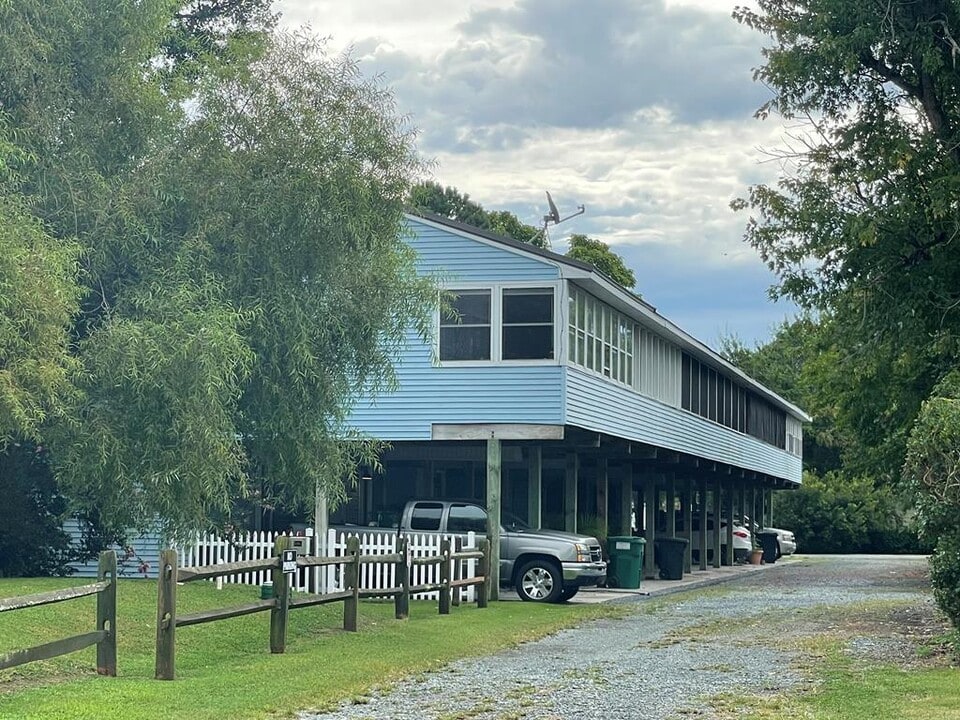 7073 Bond St in Chincoteague, VA - Building Photo