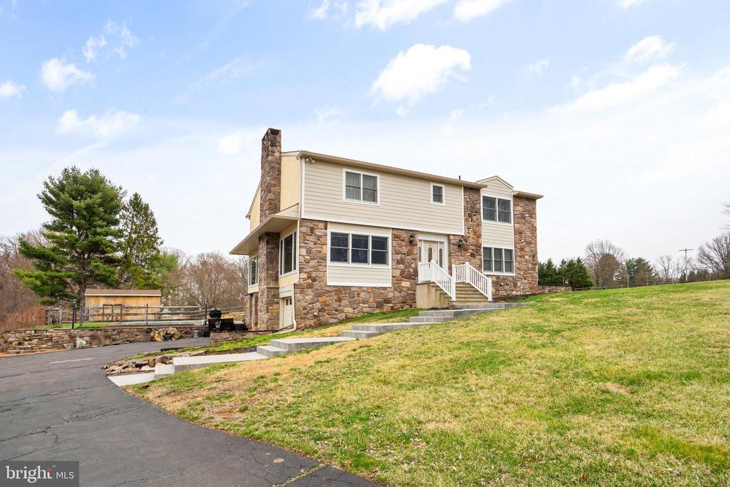 3554 N Sugan Rd in New Hope, PA - Building Photo