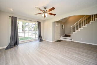 602 Mobile Ct in Conroe, TX - Foto de edificio - Building Photo