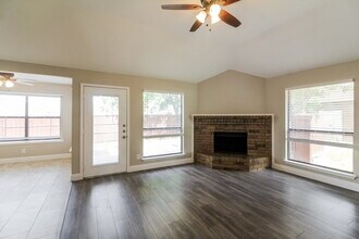 912 Blewitt Dr in Cedar Hill, TX - Foto de edificio - Building Photo