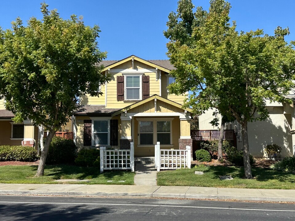 2753 Whitney Dr, Unit Aija Halliday in Fairfield, CA - Building Photo