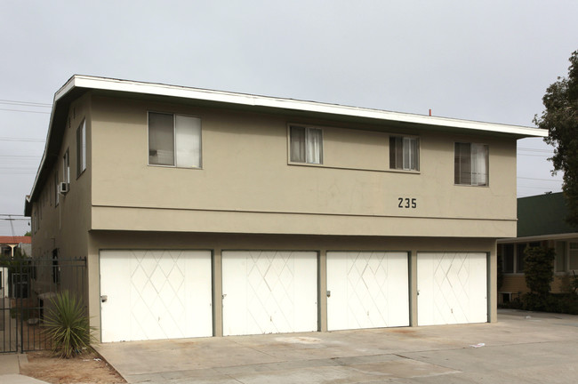 235 Newport Ave in Long Beach, CA - Foto de edificio - Building Photo