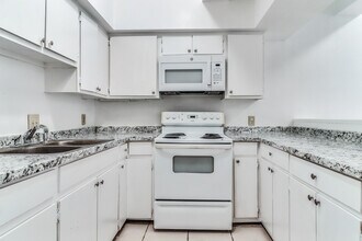 Landfair Complex in Lafayette, LA - Building Photo - Building Photo