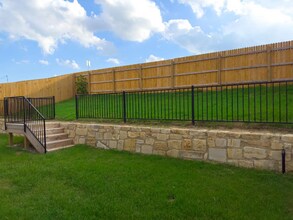 220 Brooklyn Dr in Georgetown, TX - Foto de edificio - Building Photo