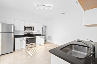 2916-2918 W Bay Vista Ave in Tampa, FL - Building Photo - Building Photo