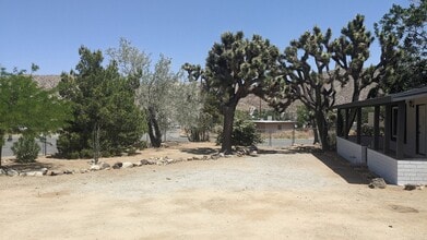 7475 Inca Trl, Unit #2 in Yucca Valley, CA - Foto de edificio - Building Photo