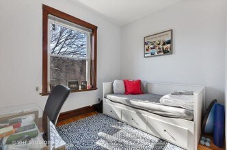 2058 W Hutchinson St, Unit 2 in Chicago, IL - Foto de edificio - Building Photo