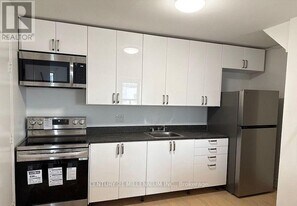 909 A Danforth Ave in Toronto, ON - Building Photo