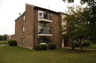 Wine Tree Apartments in Wheeling, IL - Foto de edificio - Building Photo