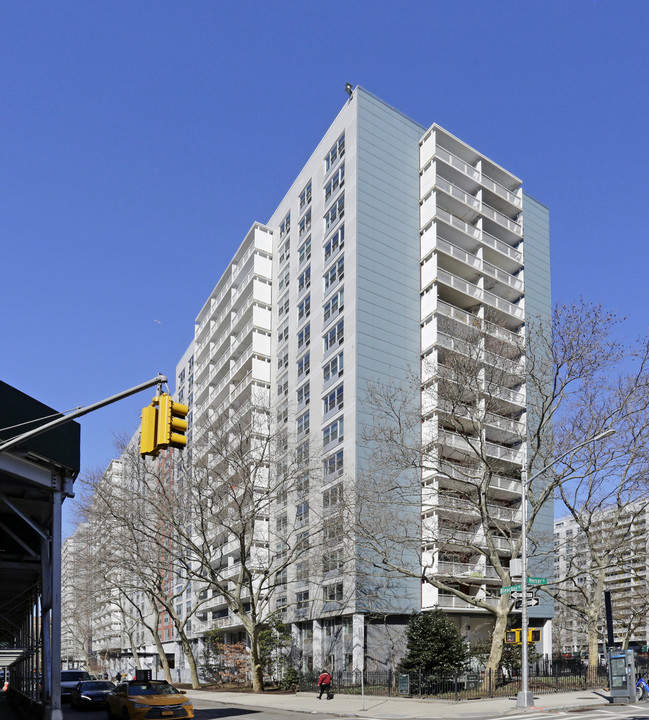 4 Washington Square Vlg in New York, NY - Building Photo