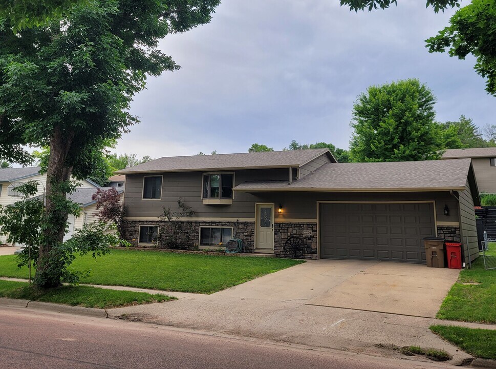 2201 Tracy Ln in Sioux Falls, SD - Foto de edificio