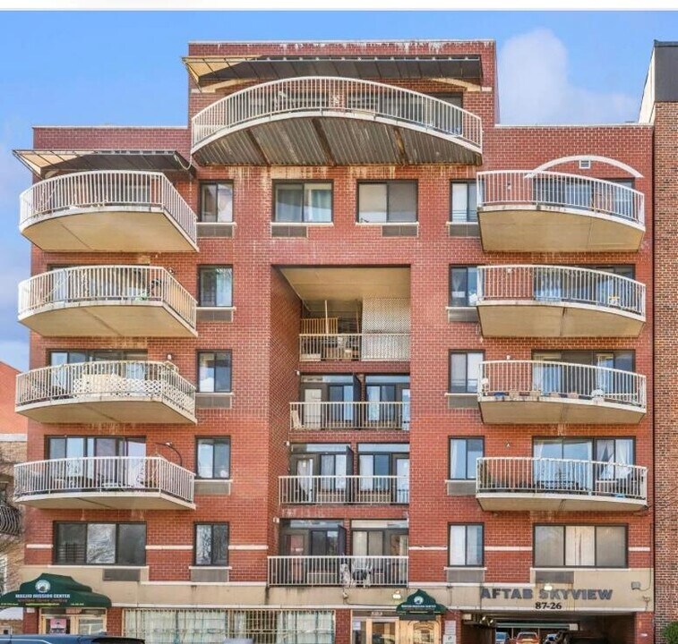 87-26 175th St in Queens, NY - Building Photo
