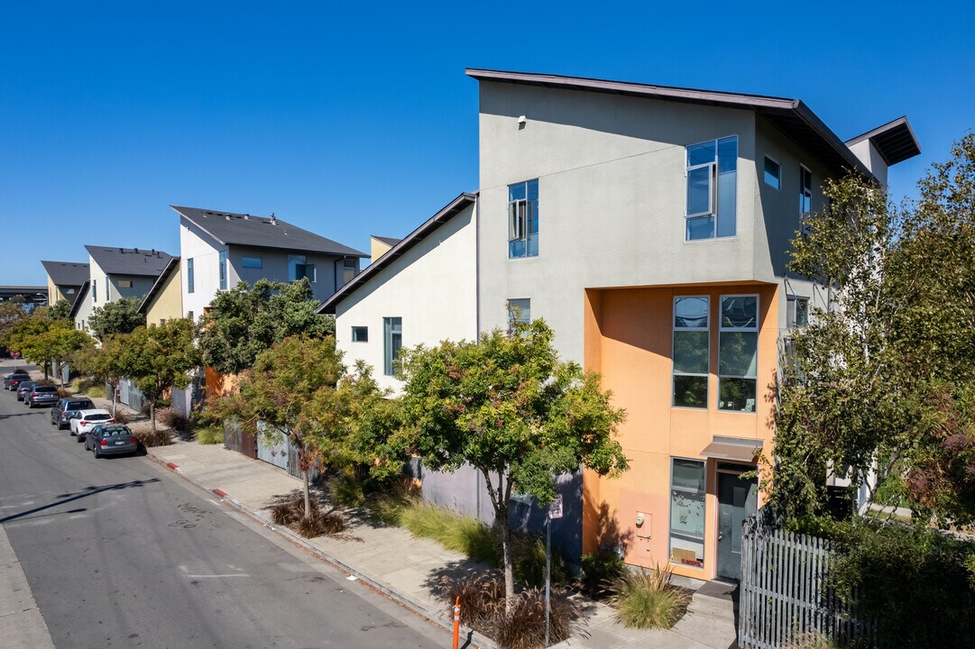 West End Commons in Oakland, CA - Building Photo